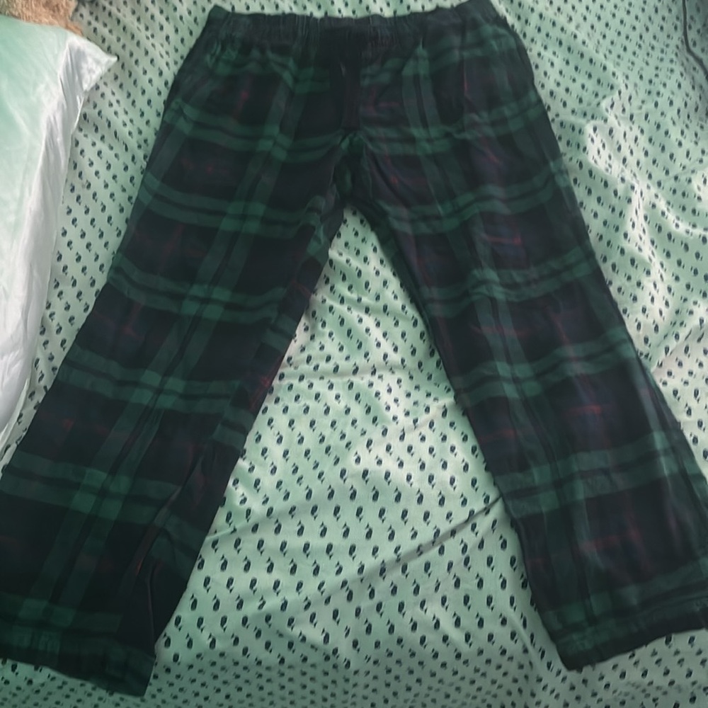 green pj pants with pockets
fits medium, worn once